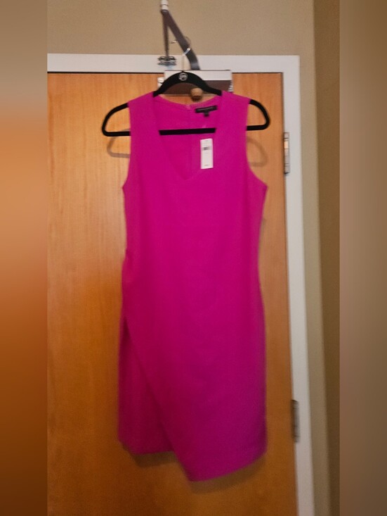 Banana Republic Dresses & Skirts - Banana Republic Bright Fuchsia V-Neck Sleeveless Tank - NWT